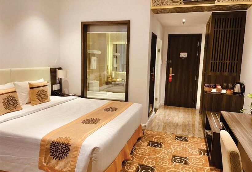 اتاق سوپریور, Elizabeth