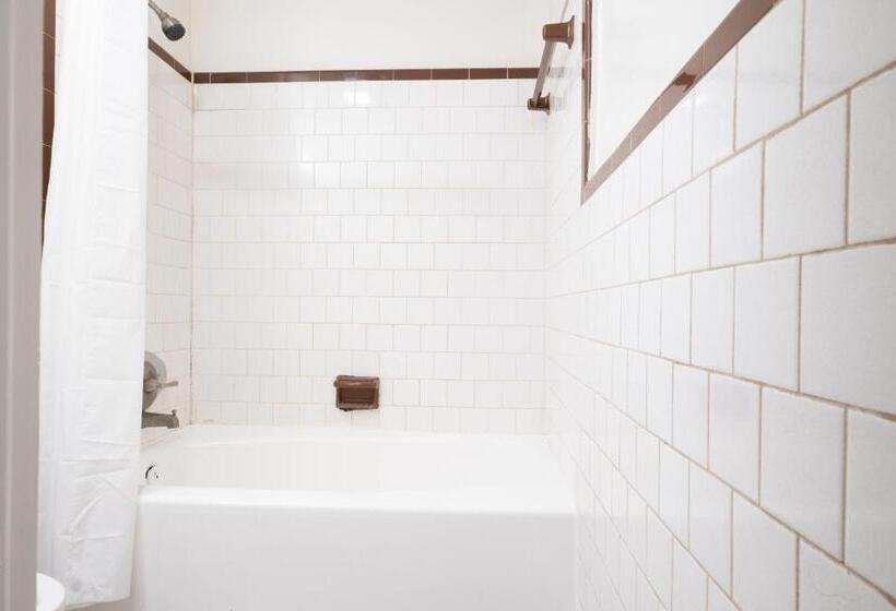 适合残疾人士使用的带超级大床的标准间, O Atlanta Airport Jonesboro/morrow I75