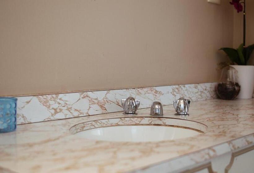 غرفة عائلية, Kambalda Hotel And The Nickel Bar