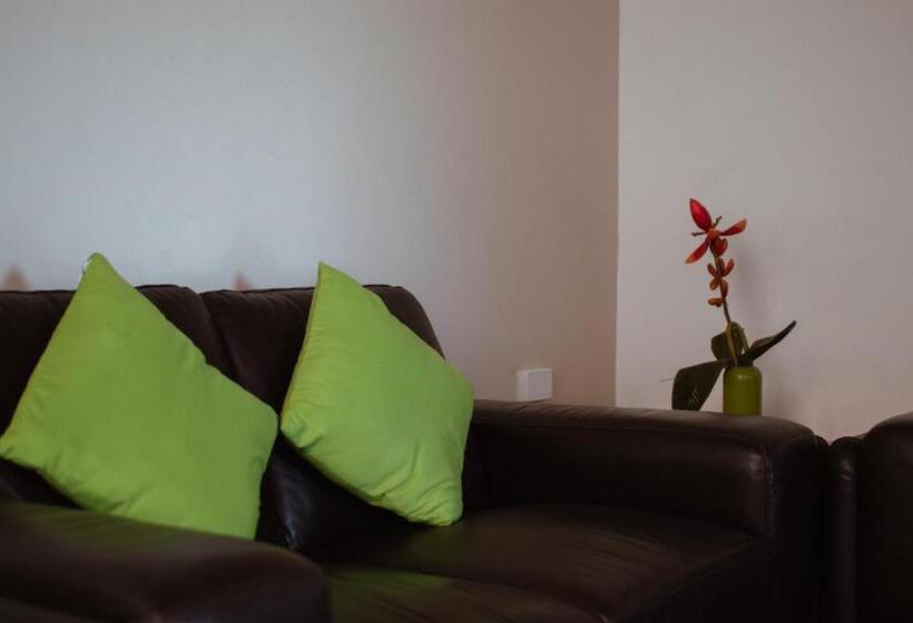 غرفة عائلية, Kambalda Hotel And The Nickel Bar