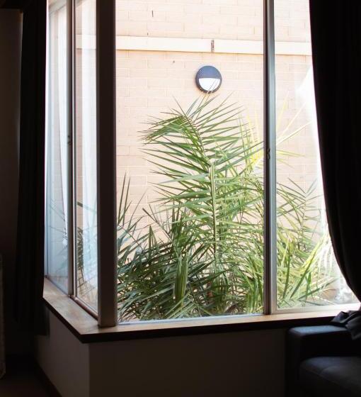 غرفة عائلية, Kambalda Hotel And The Nickel Bar