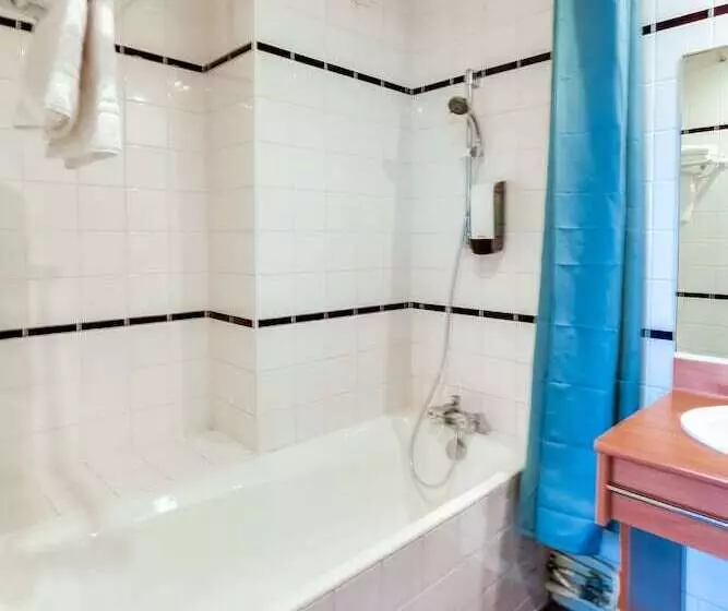 اتاق استاندارد چهار تخته, Brit Hotel Saint Nazaire Centre