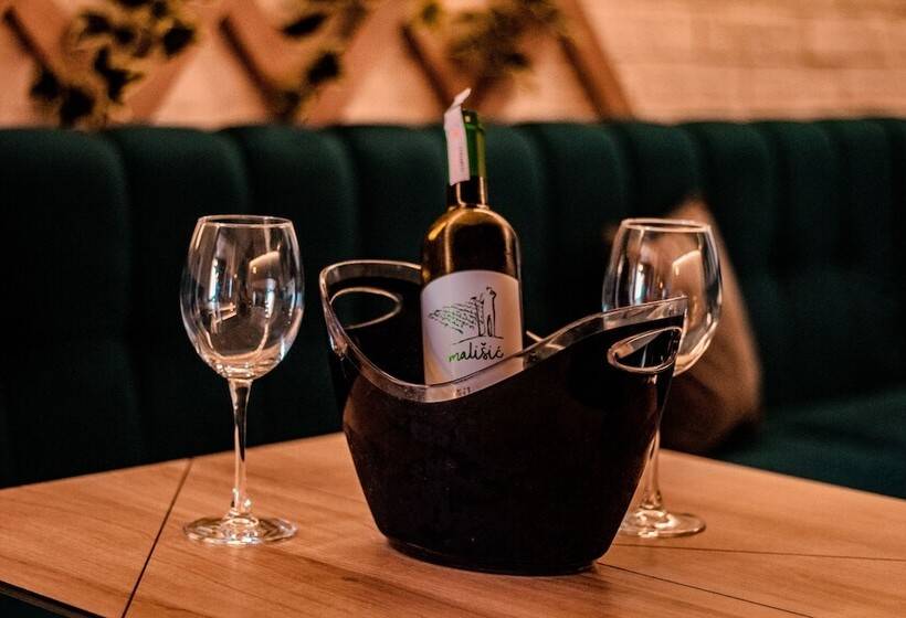 اتاق لوکس با چشمانداز شهر, Brotnjo