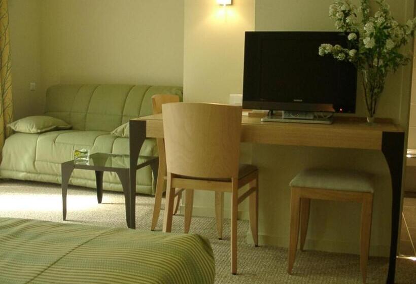 חדר פרסטיז' לשלושה, Les Esclargies