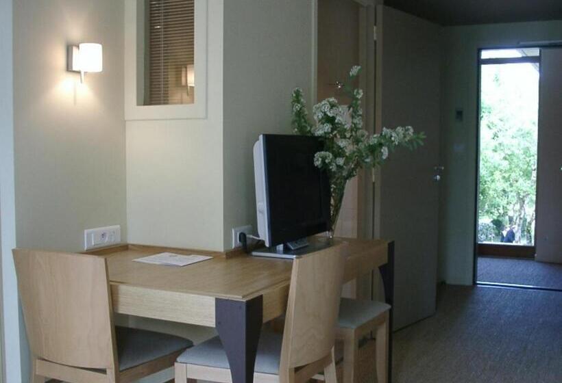 חדר פרסטיז' לשלושה, Les Esclargies