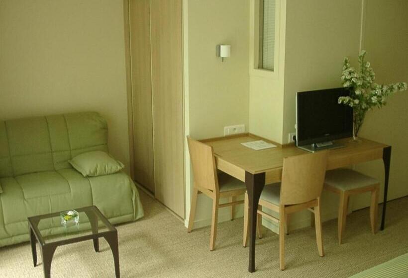 חדר פרסטיז' לשלושה, Les Esclargies