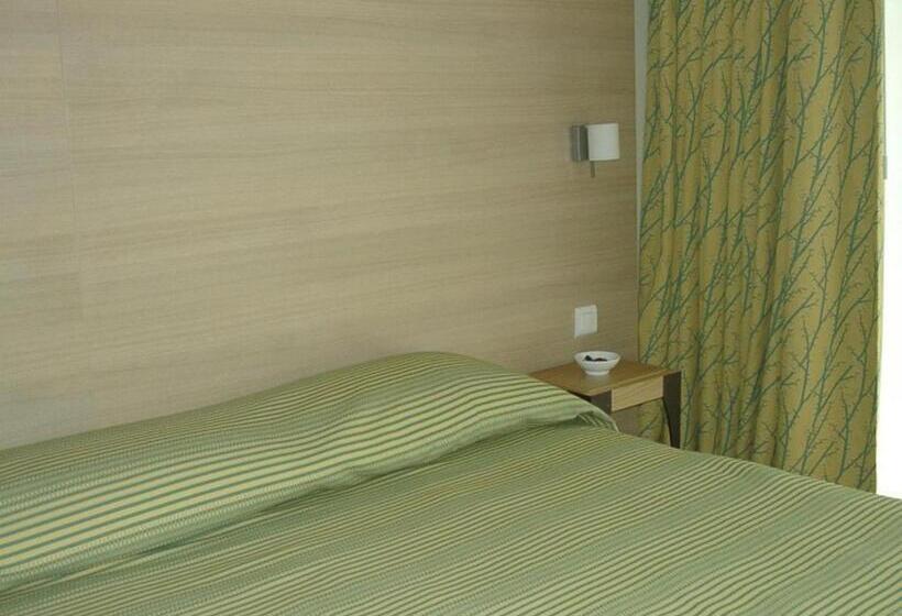 חדר פרסטיז' לשלושה, Les Esclargies