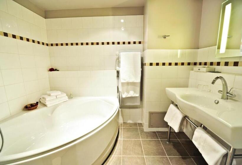 חדר פרסטיז' לשלושה, Les Esclargies