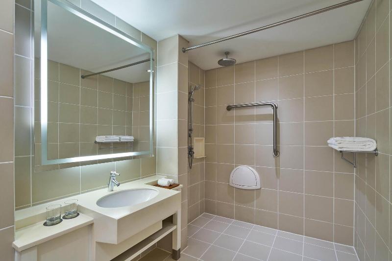 스탠다드 룸 측면 바다 전망, The Westin Langkawi Resort & Spa