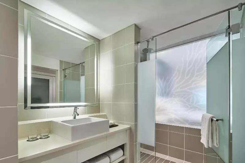 اتاق اساندارد با چشمانداز جانبی به دریا, The Westin Langkawi Resort & Spa