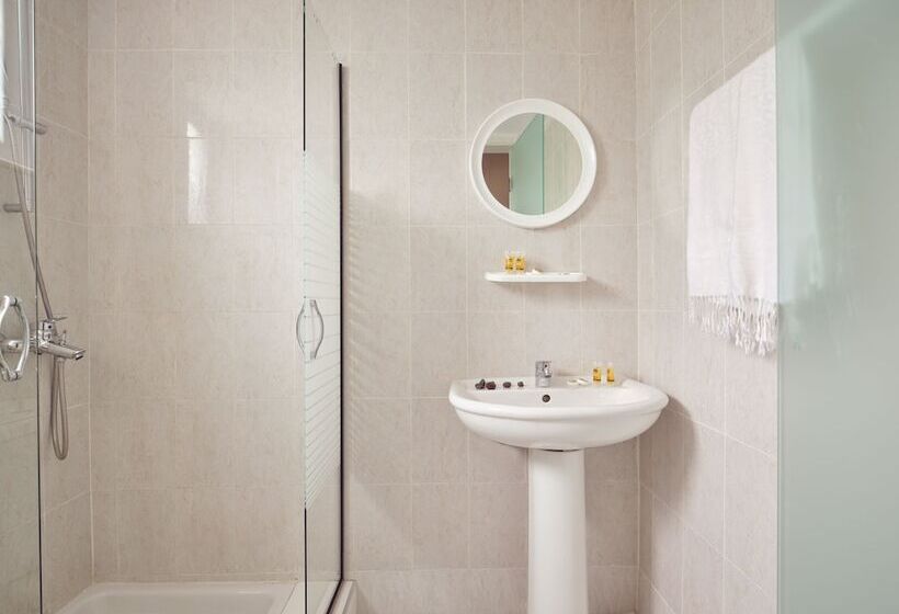 スタンダード４人部屋, Savvas Demar