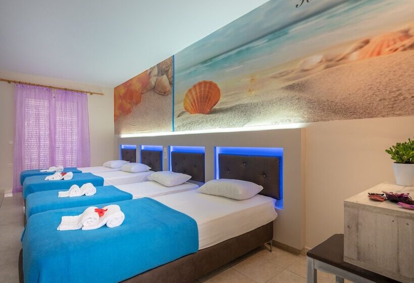 スタンダード４人部屋, Savvas Demar