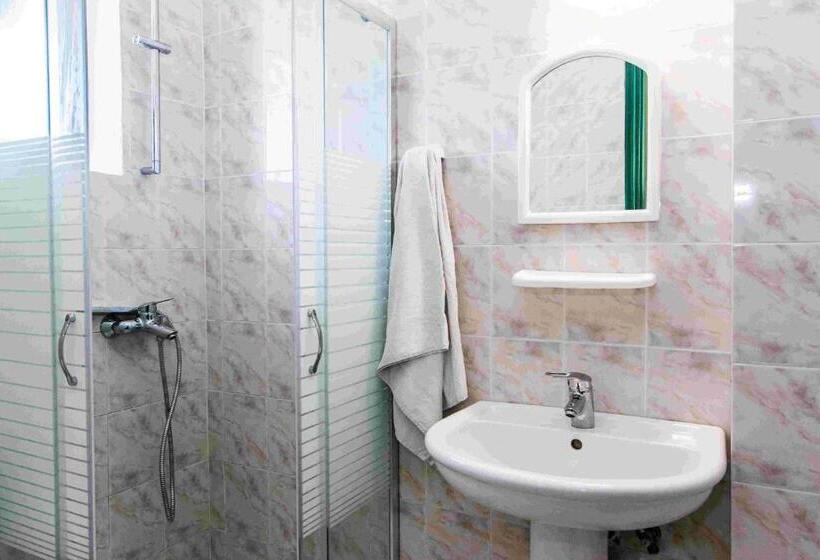 スタンダード４人部屋, Savvas Demar