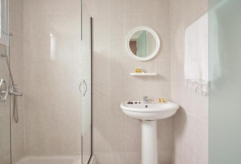 スタンダード４人部屋, Savvas Demar