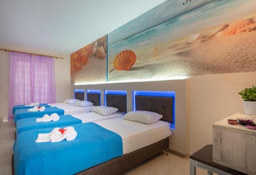 スタンダード４人部屋, Savvas Demar