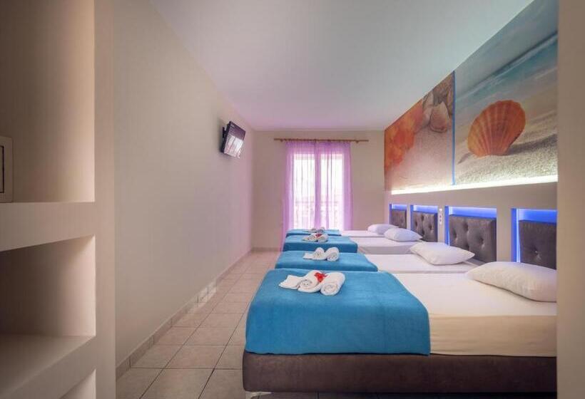 スタンダード４人部屋, Savvas Demar