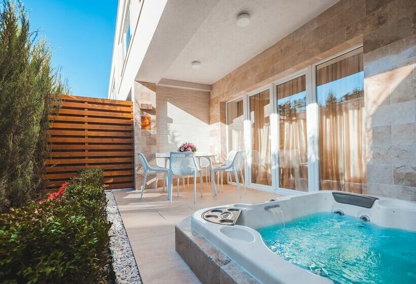 , Sun City Arcadia Apartments