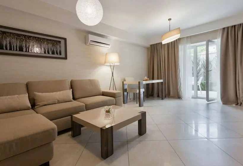 , Sun City Arcadia Apartments