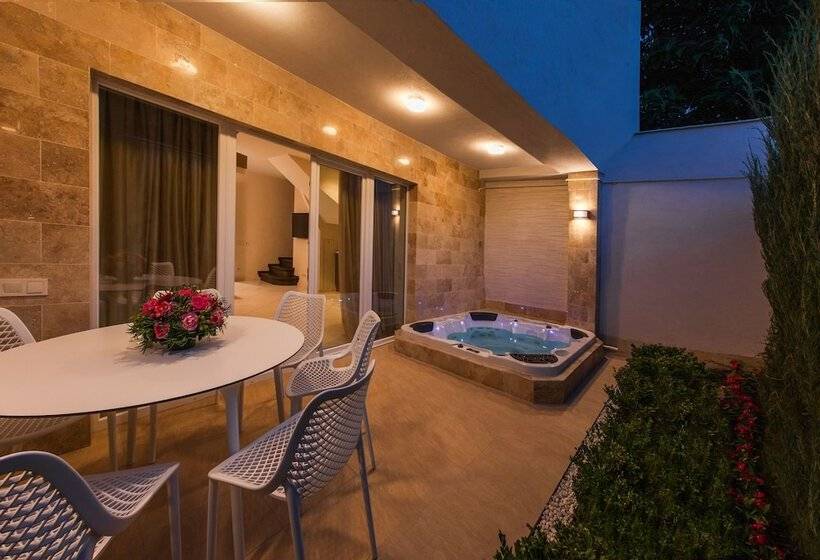 , Sun City Arcadia Apartments