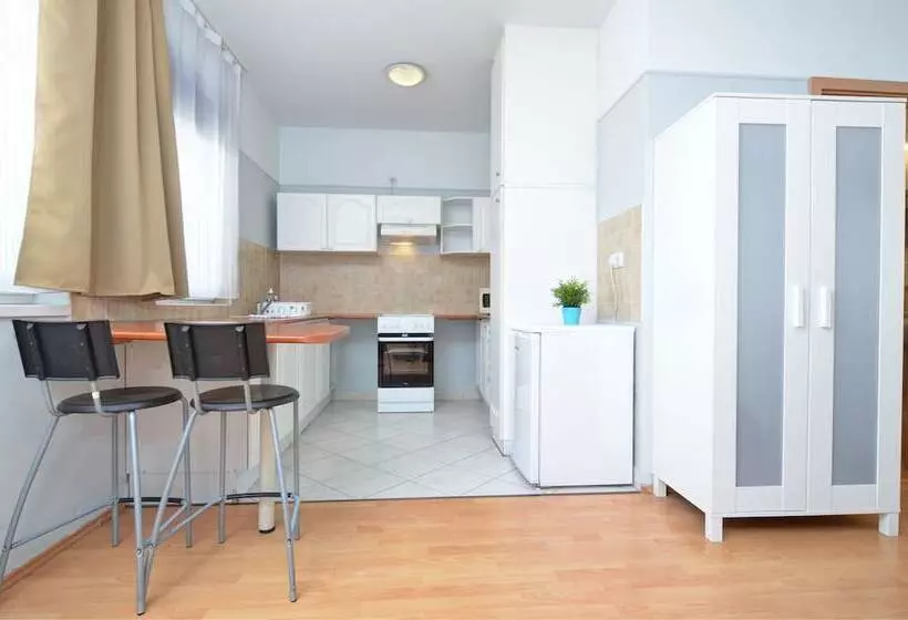 استودیوی استاندارد, Agape Apartments