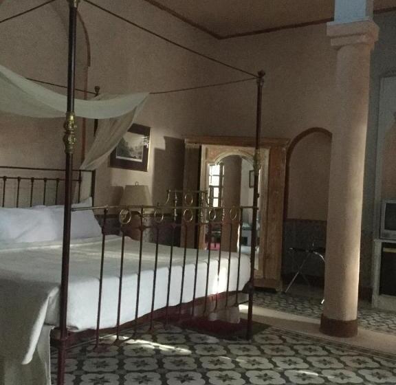 جناح جونيور, Al Moudira