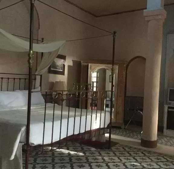 سوییت جونیور, Al Moudira