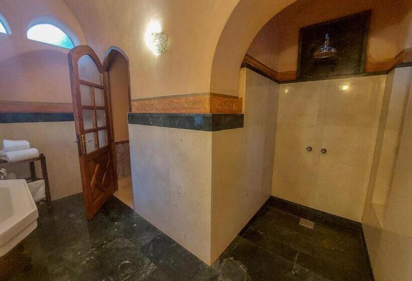 سوییت خانوادگی, Al Moudira