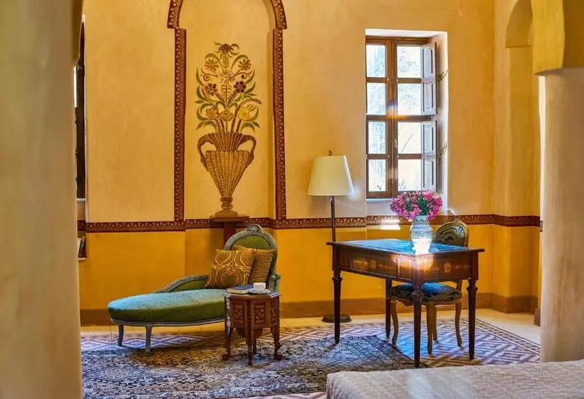 سوئیت با تخت بزرگ, Al Moudira