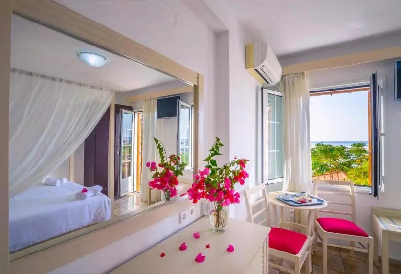 اتاق استاندارد با بالکن و چشم‌انداز دریا, Kerkis Bay