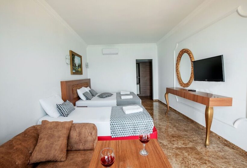 اتاق استاندارد سه نفره با چشم‌انداز کنار دریا, Kristal Beach