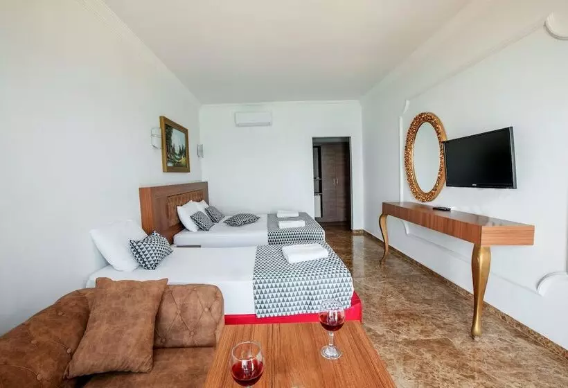 اتاق استاندارد سه نفره با چشم‌انداز کنار دریا, Kristal Beach