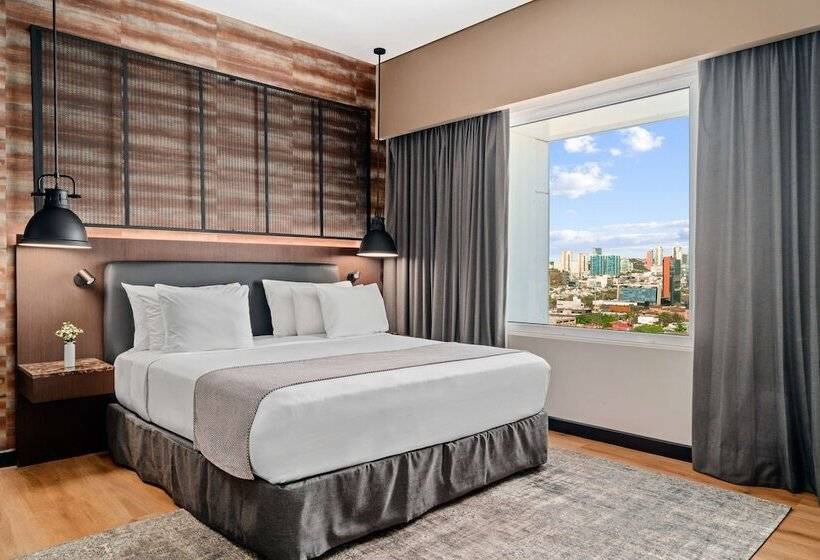 Полулюкс, NH Collection Monterrey San Pedro