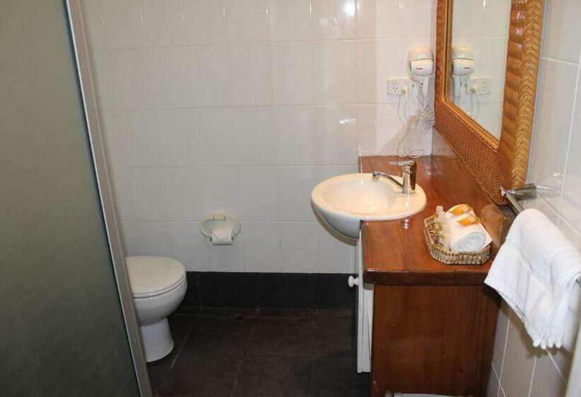 ルームシェアのワンベッド, Smugglers Cove Beach Resort &