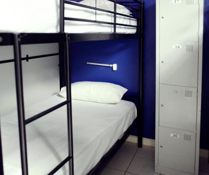 ルームシェアのワンベッド, Smugglers Cove Beach Resort &