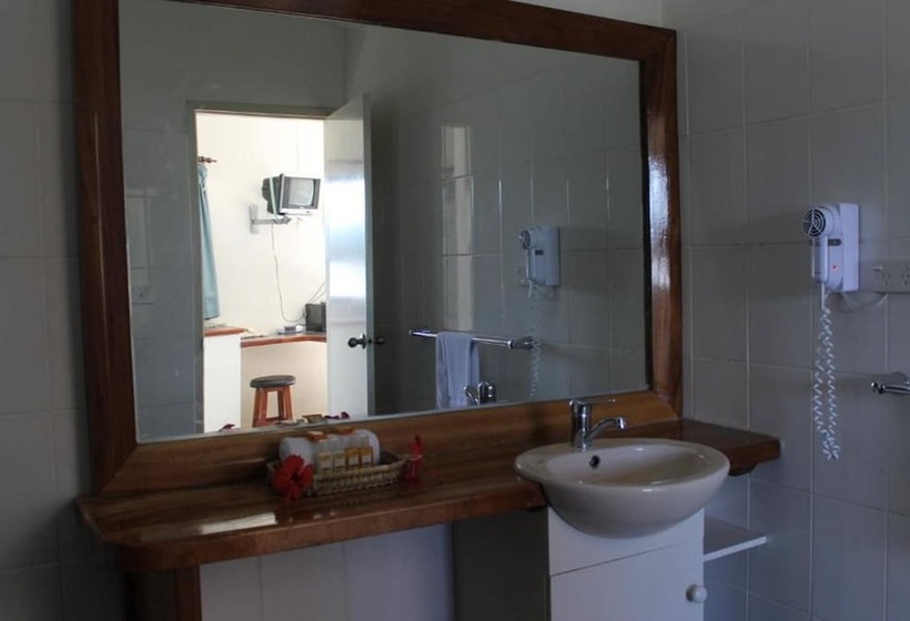 ルームシェアのワンベッド, Smugglers Cove Beach Resort &