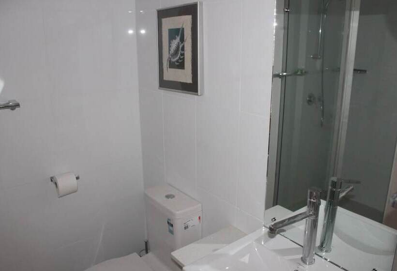 ルームシェアのワンベッド, Smugglers Cove Beach Resort &