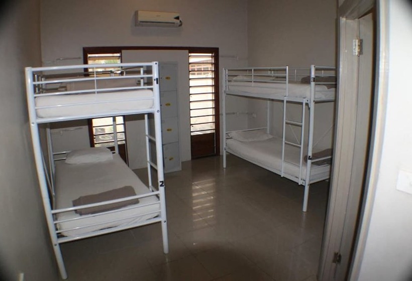 ルームシェアのワンベッド, Smugglers Cove Beach Resort &