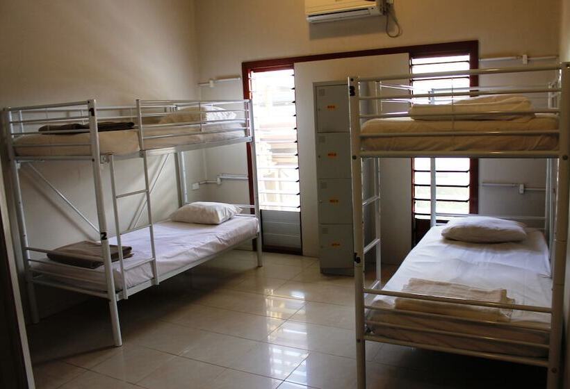 ルームシェアのワンベッド, Smugglers Cove Beach Resort &