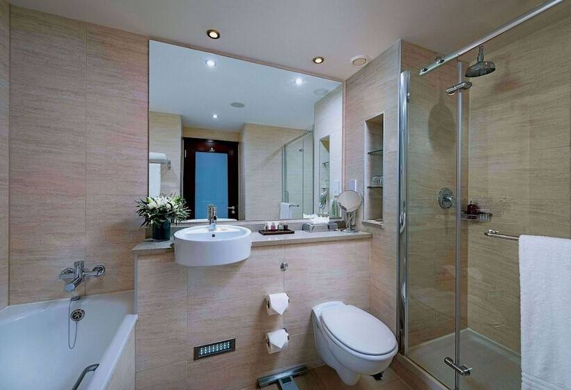 غرفة تنفيذية, The Savoy