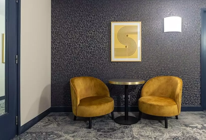 اتاق اجرایی, The Savoy