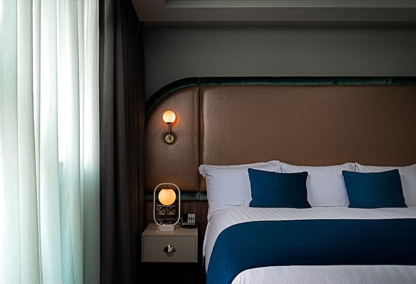 غرفة تنفيذية, The Savoy