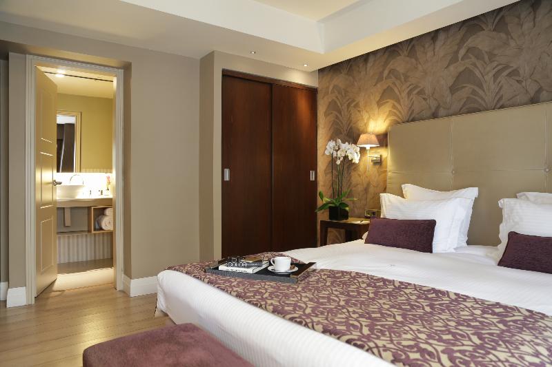 غرفة ديلوكس, The Y