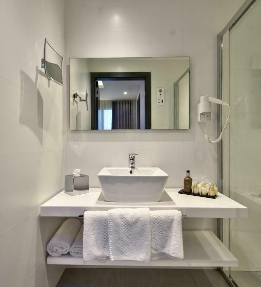 اتاق استاندارد سه نفره, Valentina