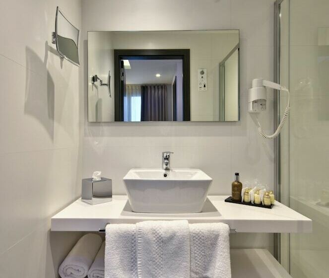 اتاق استاندارد سه نفره, Valentina