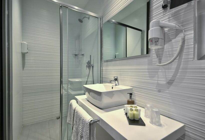 اتاق استاندارد سه نفره, Valentina