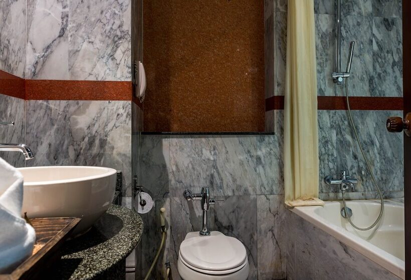 Deluxe Room with Hot Tub