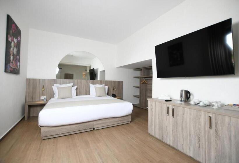 سوییت سوپریور, 555 Hotel Clubbing Adults Only