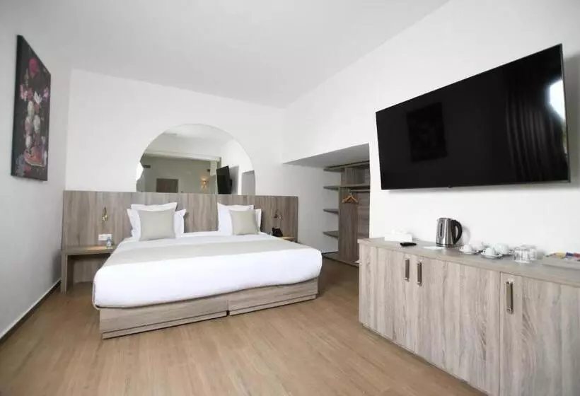 سوییت سوپریور, 555 Hotel Clubbing Adults Only