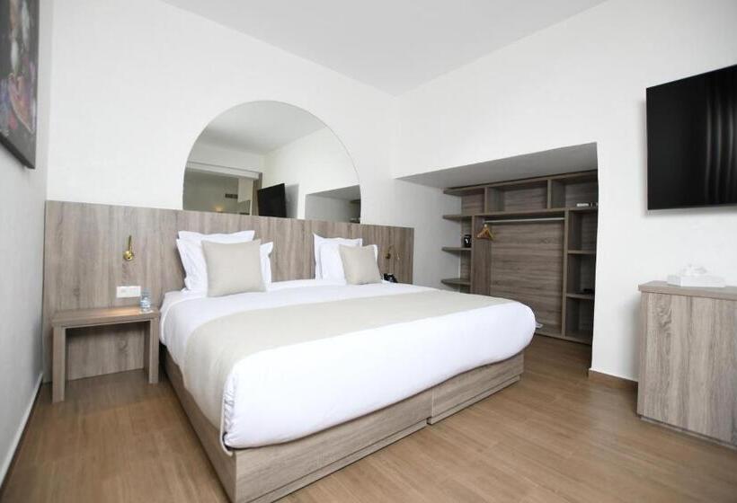 سوییت سوپریور, 555 Hotel Clubbing Adults Only