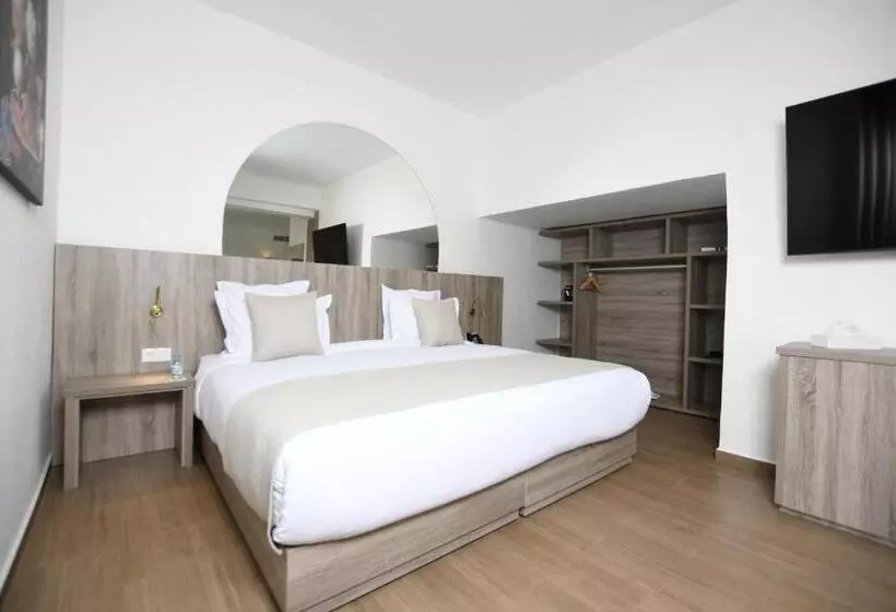 سوییت سوپریور, 555 Hotel Clubbing Adults Only